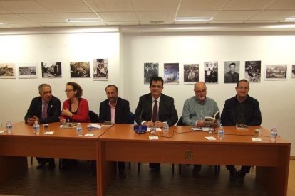 Con prólogo de Antonia Sánchez, el libro ‘En busca de una luz en la oscuridad’ cuenta con Miguel Caballero, Ana Torregrosa, Marisol Va
