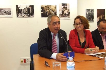 Con prólogo de Antonia Sánchez, el libro ‘En busca de una luz en la oscuridad’ cuenta con Miguel Caballero, Ana Torregrosa, Marisol Va