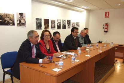 Con prólogo de Antonia Sánchez, el libro ‘En busca de una luz en la oscuridad’ cuenta con Miguel Caballero, Ana Torregrosa, Marisol Va