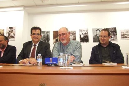 Con prólogo de Antonia Sánchez, el libro ‘En busca de una luz en la oscuridad’ cuenta con Miguel Caballero, Ana Torregrosa, Marisol Va