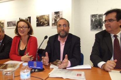 Con prólogo de Antonia Sánchez, el libro ‘En busca de una luz en la oscuridad’ cuenta con Miguel Caballero, Ana Torregrosa, Marisol Va