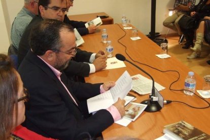 Con prólogo de Antonia Sánchez, el libro ‘En busca de una luz en la oscuridad’ cuenta con Miguel Caballero, Ana Torregrosa, Marisol Va