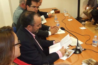 Con prólogo de Antonia Sánchez, el libro ‘En busca de una luz en la oscuridad’ cuenta con Miguel Caballero, Ana Torregrosa, Marisol Va