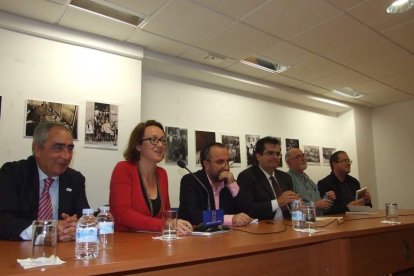 Con prólogo de Antonia Sánchez, el libro ‘En busca de una luz en la oscuridad’ cuenta con Miguel Caballero, Ana Torregrosa, Marisol Va