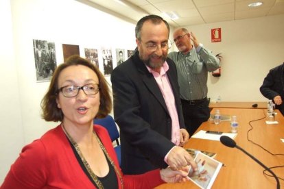Con prólogo de Antonia Sánchez, el libro ‘En busca de una luz en la oscuridad’ cuenta con Miguel Caballero, Ana Torregrosa, Marisol Va