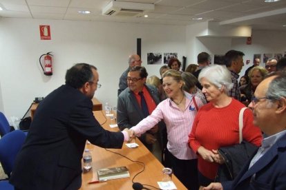 Con prólogo de Antonia Sánchez, el libro ‘En busca de una luz en la oscuridad’ cuenta con Miguel Caballero, Ana Torregrosa, Marisol Va
