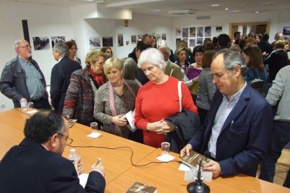 Con prólogo de Antonia Sánchez, el libro ‘En busca de una luz en la oscuridad’ cuenta con Miguel Caballero, Ana Torregrosa, Marisol Va
