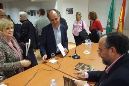 Con prólogo de Antonia Sánchez, el libro ‘En busca de una luz en la oscuridad’ cuenta con Miguel Caballero, Ana Torregrosa, Marisol Va