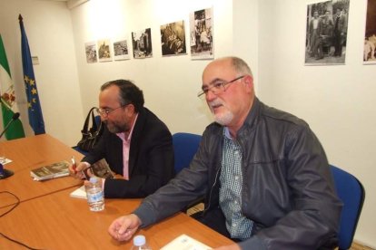 Con prólogo de Antonia Sánchez, el libro ‘En busca de una luz en la oscuridad’ cuenta con Miguel Caballero, Ana Torregrosa, Marisol Va