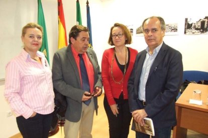 Con prólogo de Antonia Sánchez, el libro ‘En busca de una luz en la oscuridad’ cuenta con Miguel Caballero, Ana Torregrosa, Marisol Va