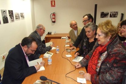 Con prólogo de Antonia Sánchez, el libro ‘En busca de una luz en la oscuridad’ cuenta con Miguel Caballero, Ana Torregrosa, Marisol Va