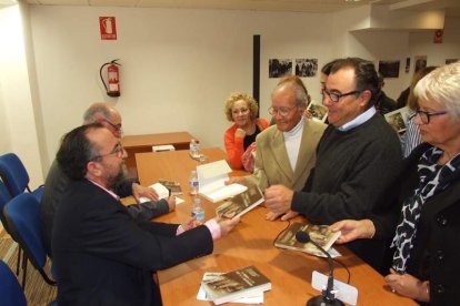 Con prólogo de Antonia Sánchez, el libro ‘En busca de una luz en la oscuridad’ cuenta con Miguel Caballero, Ana Torregrosa, Marisol Va