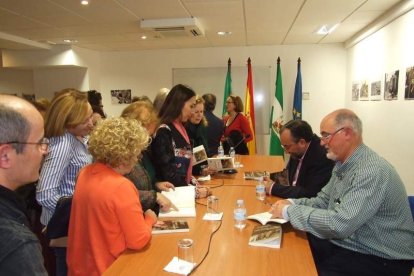 Con prólogo de Antonia Sánchez, el libro ‘En busca de una luz en la oscuridad’ cuenta con Miguel Caballero, Ana Torregrosa, Marisol Va