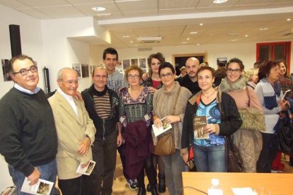 Con prólogo de Antonia Sánchez, el libro ‘En busca de una luz en la oscuridad’ cuenta con Miguel Caballero, Ana Torregrosa, Marisol Va