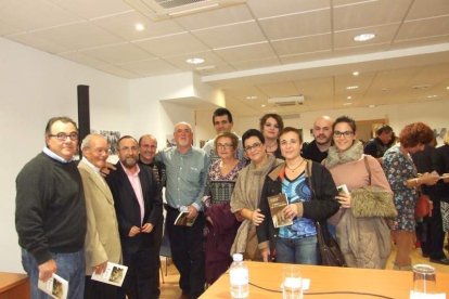 Con prólogo de Antonia Sánchez, el libro ‘En busca de una luz en la oscuridad’ cuenta con Miguel Caballero, Ana Torregrosa, Marisol Va