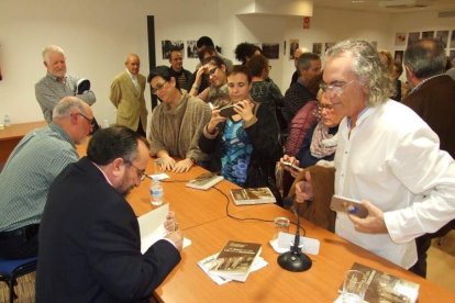 Con prólogo de Antonia Sánchez, el libro ‘En busca de una luz en la oscuridad’ cuenta con Miguel Caballero, Ana Torregrosa, Marisol Va