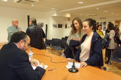 Con prólogo de Antonia Sánchez, el libro ‘En busca de una luz en la oscuridad’ cuenta con Miguel Caballero, Ana Torregrosa, Marisol Va
