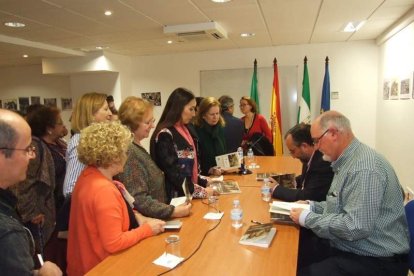 Con prólogo de Antonia Sánchez, el libro ‘En busca de una luz en la oscuridad’ cuenta con Miguel Caballero, Ana Torregrosa, Marisol Va