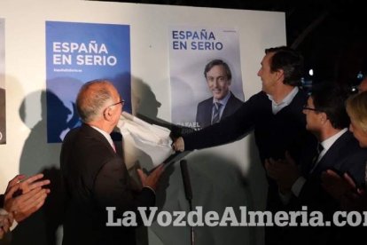 Comienzo de la campala electoral con la tradicional pegada de carteles,