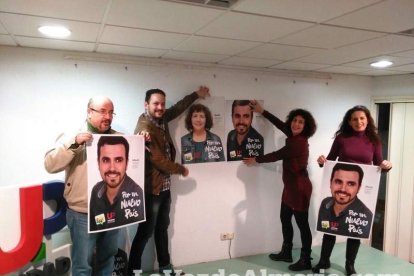 Comienzo de la campala electoral con la tradicional pegada de carteles,