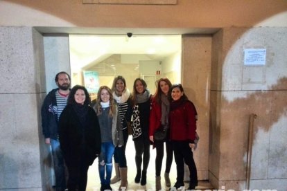 Comienzo de la campala electoral con la tradicional pegada de carteles,