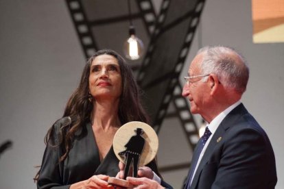 Ángela Molina recibe el homenaje del festival y el corto almeriense ‘Víctor XX’ logra tres galardones. Daniel Guzmán gana el ‘Óper