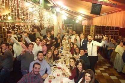 Alumnos de 4º de Fisioterapia de la UAL celebran su cena de Navidad. Medio centenar de alumnos del grado de Fisioterapia se reúnen en el R