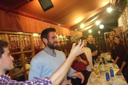 Alumnos de 4º de Fisioterapia de la UAL celebran su cena de Navidad. Medio centenar de alumnos del grado de Fisioterapia se reúnen en el R