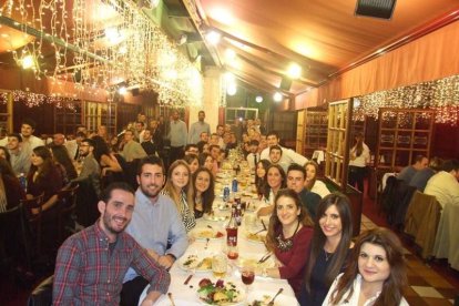 Alumnos de 4º de Fisioterapia de la UAL celebran su cena de Navidad. Medio centenar de alumnos del grado de Fisioterapia se reúnen en el R