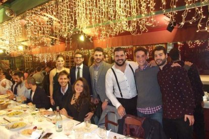 Alumnos de 4º de Fisioterapia de la UAL celebran su cena de Navidad. Medio centenar de alumnos del grado de Fisioterapia se reúnen en el R