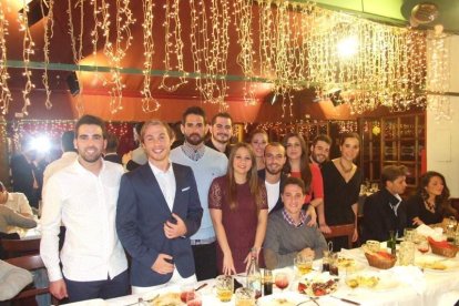 Alumnos de 4º de Fisioterapia de la UAL celebran su cena de Navidad. Medio centenar de alumnos del grado de Fisioterapia se reúnen en el R