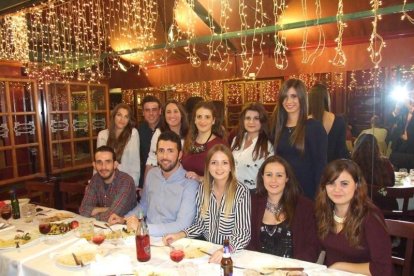 Alumnos de 4º de Fisioterapia de la UAL celebran su cena de Navidad. Medio centenar de alumnos del grado de Fisioterapia se reúnen en el R
