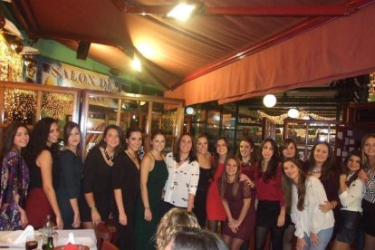 Alumnos de 4º de Fisioterapia de la UAL celebran su cena de Navidad. Medio centenar de alumnos del grado de Fisioterapia se reúnen en el R