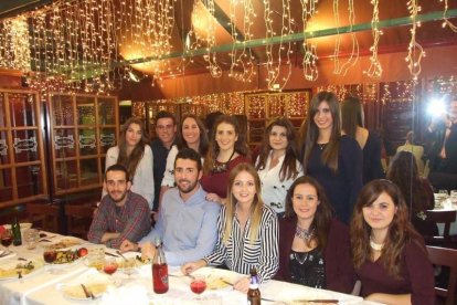 Alumnos de 4º de Fisioterapia de la UAL celebran su cena de Navidad. Medio centenar de alumnos del grado de Fisioterapia se reúnen en el R