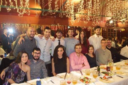 Alumnos de 4º de Fisioterapia de la UAL celebran su cena de Navidad. Medio centenar de alumnos del grado de Fisioterapia se reúnen en el R