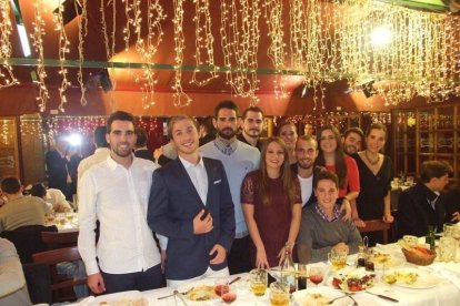Alumnos de 4º de Fisioterapia de la UAL celebran su cena de Navidad. Medio centenar de alumnos del grado de Fisioterapia se reúnen en el R