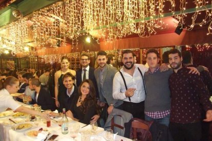 Alumnos de 4º de Fisioterapia de la UAL celebran su cena de Navidad. Medio centenar de alumnos del grado de Fisioterapia se reúnen en el R