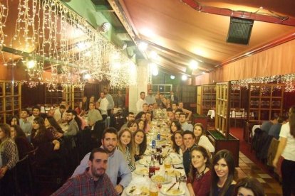 Alumnos de 4º de Fisioterapia de la UAL celebran su cena de Navidad. Medio centenar de alumnos del grado de Fisioterapia se reúnen en el R