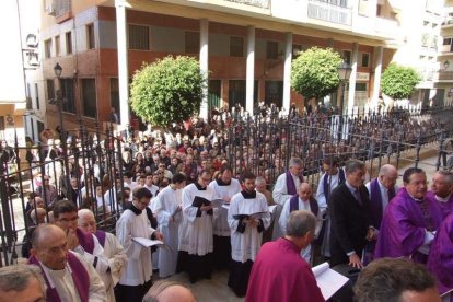 El obispo abre la ‘Puerta Santa’ para el inicio del Jubileo de la Misericordia. El acto se inició en la Plaza de la Catedral con la lec