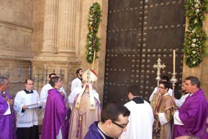 El obispo abre la ‘Puerta Santa’ para el inicio del Jubileo de la Misericordia. El acto se inició en la Plaza de la Catedral con la lec