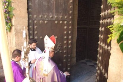 El obispo abre la ‘Puerta Santa’ para el inicio del Jubileo de la Misericordia. El acto se inició en la Plaza de la Catedral con la lec