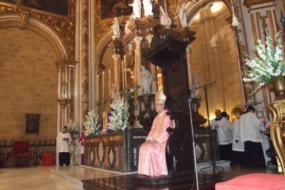 El obispo abre la ‘Puerta Santa’ para el inicio del Jubileo de la Misericordia. El acto se inició en la Plaza de la Catedral con la lec