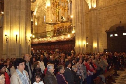 El obispo abre la ‘Puerta Santa’ para el inicio del Jubileo de la Misericordia. El acto se inició en la Plaza de la Catedral con la lec