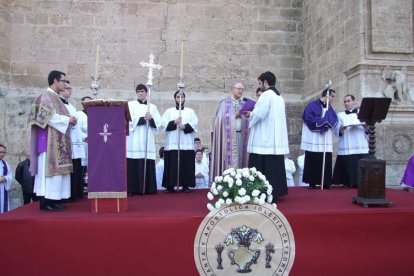 El obispo abre la ‘Puerta Santa’ para el inicio del Jubileo de la Misericordia. El acto se inició en la Plaza de la Catedral con la lec