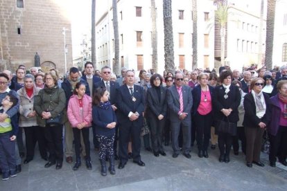 El obispo abre la ‘Puerta Santa’ para el inicio del Jubileo de la Misericordia. El acto se inició en la Plaza de la Catedral con la lec
