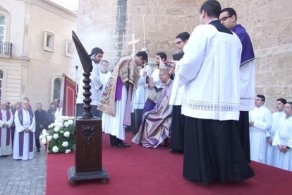 El obispo abre la ‘Puerta Santa’ para el inicio del Jubileo de la Misericordia. El acto se inició en la Plaza de la Catedral con la lec