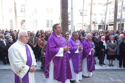 El obispo abre la ‘Puerta Santa’ para el inicio del Jubileo de la Misericordia. El acto se inició en la Plaza de la Catedral con la lec