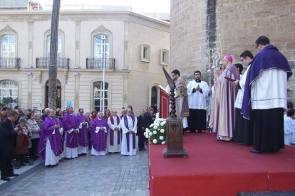 El obispo abre la ‘Puerta Santa’ para el inicio del Jubileo de la Misericordia. El acto se inició en la Plaza de la Catedral con la lec