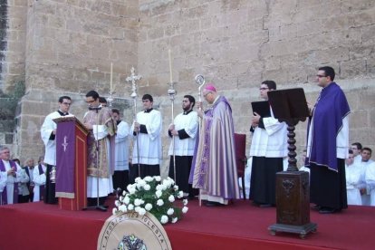 El obispo abre la ‘Puerta Santa’ para el inicio del Jubileo de la Misericordia. El acto se inició en la Plaza de la Catedral con la lec