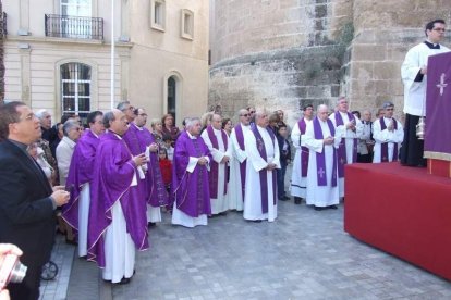 El obispo abre la ‘Puerta Santa’ para el inicio del Jubileo de la Misericordia. El acto se inició en la Plaza de la Catedral con la lec